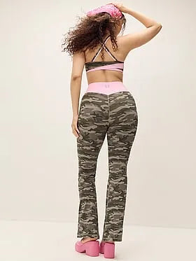 PINK Relayâ¢ Square-Neck Cross-Back Sports Bra